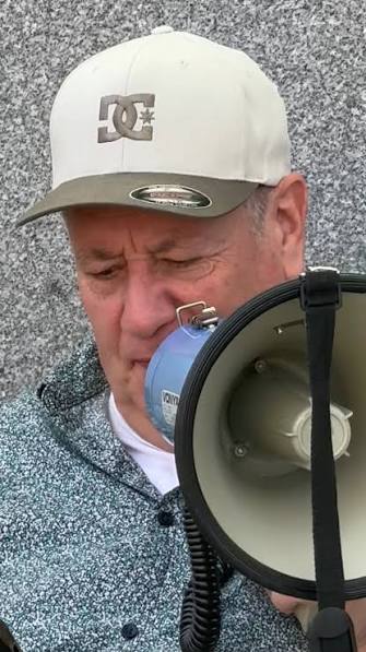 Au mégaphone